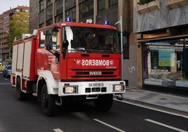 Un camión de los Bomberos del Ayuntamiento de Salamanca, circulando por la capital.