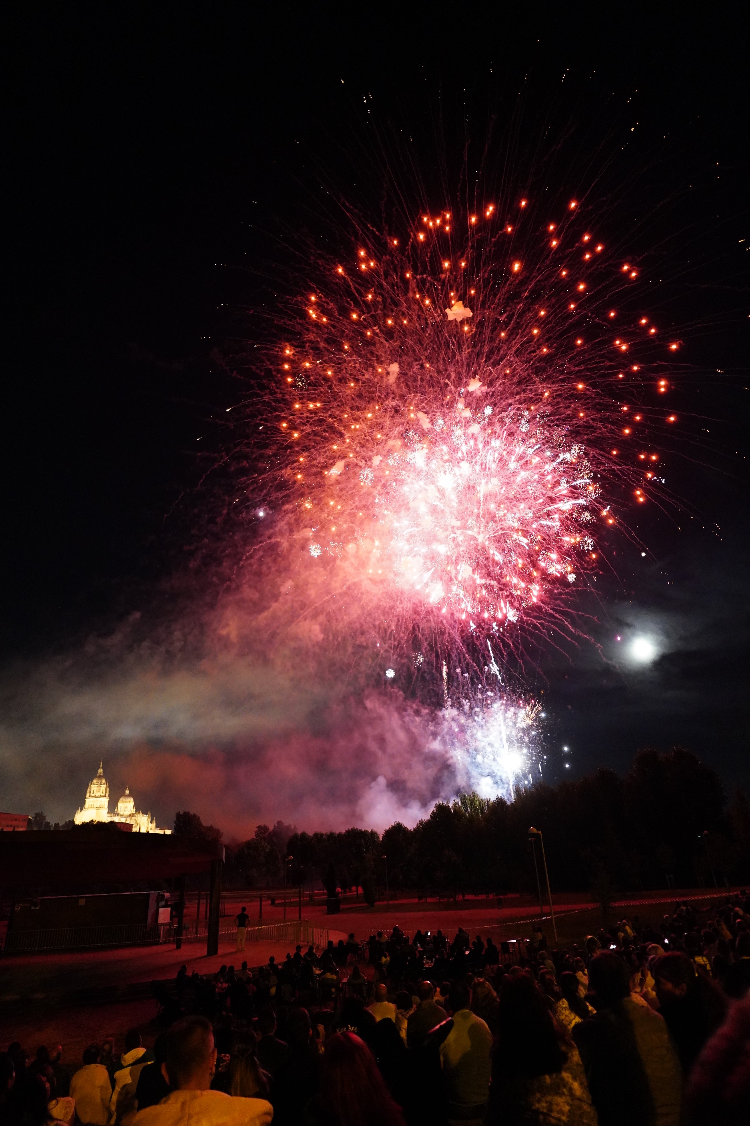 Atronador espectáculo de luz y color para iniciar las Fiestas