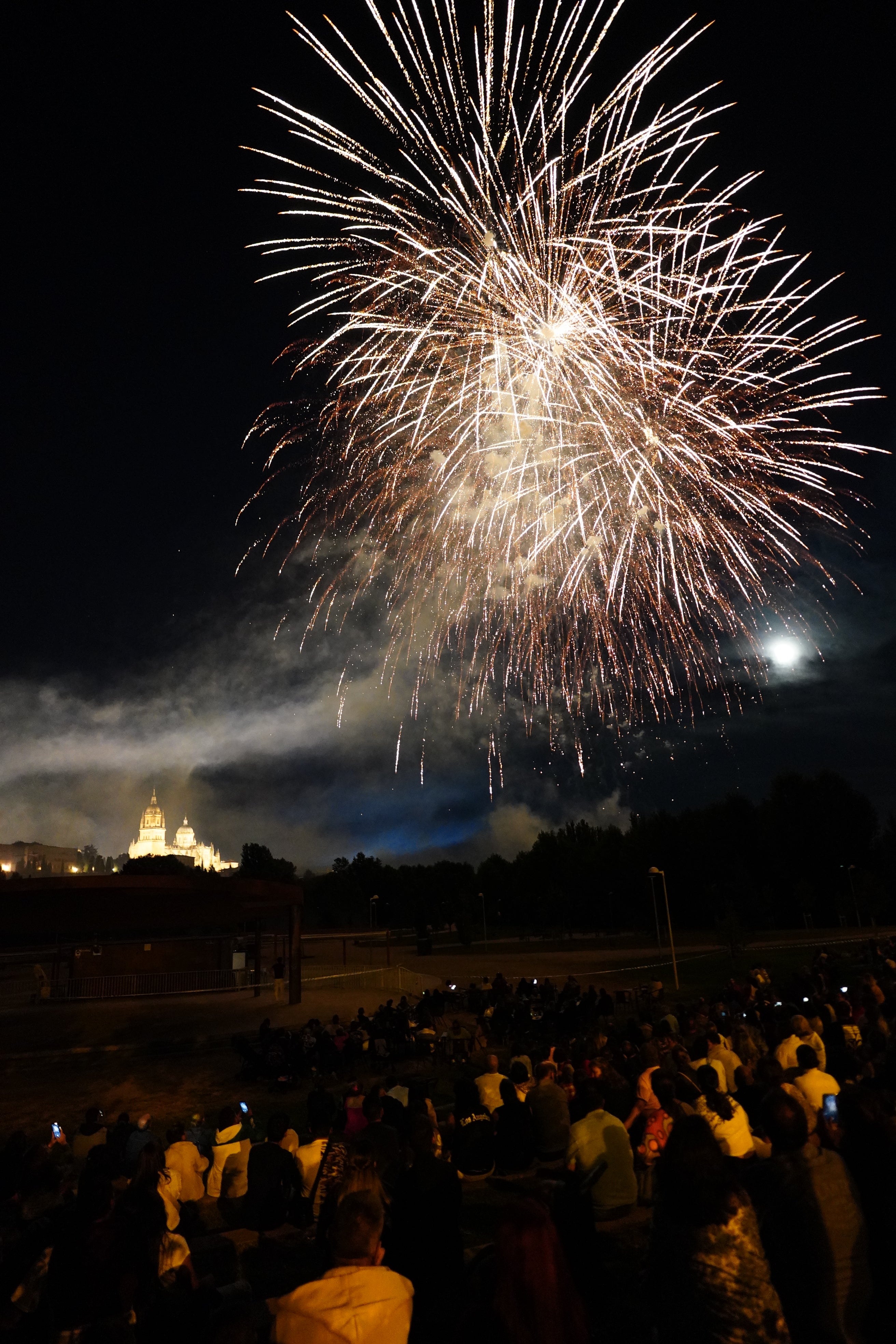 Atronador espectáculo de luz y color para iniciar las Fiestas
