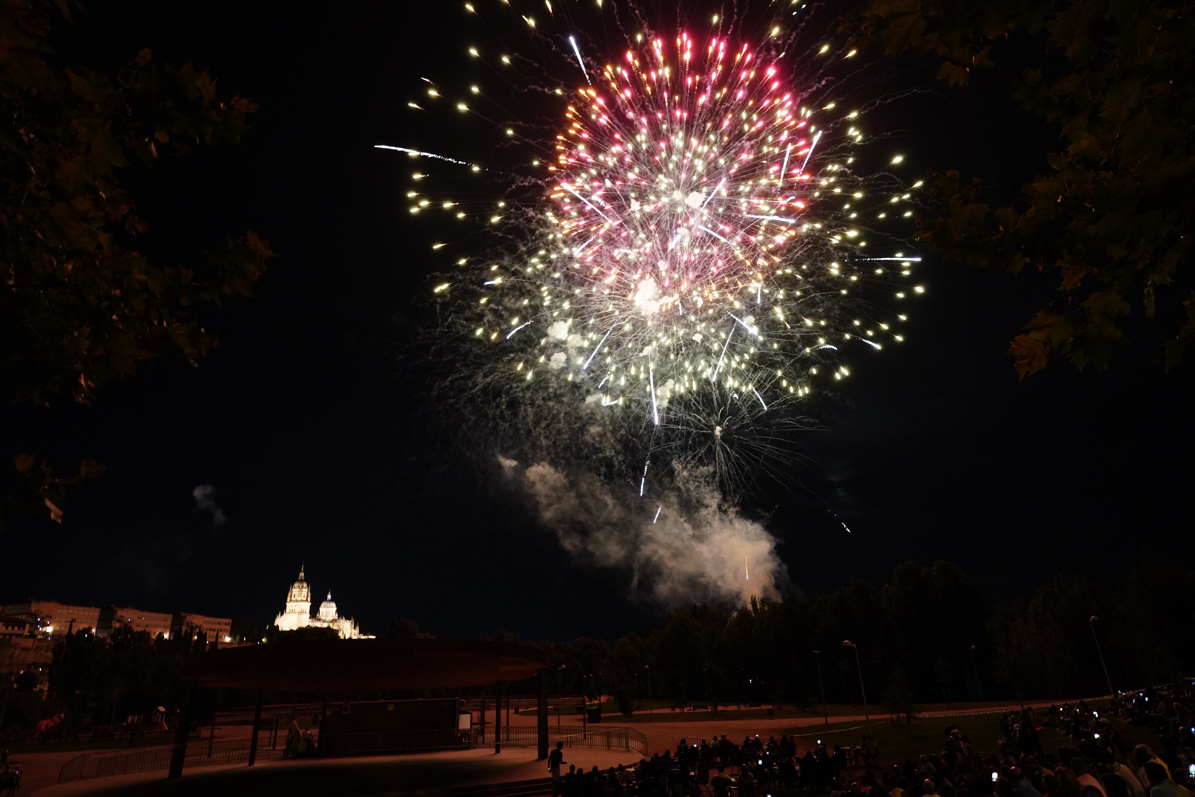Atronador espectáculo de luz y color para iniciar las Fiestas
