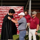 Eustaquio Andrés, presidente de La Valmuza Golf, 'viste' a Jorge Alonso con la capa charra