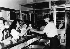 Una clienta, comprando un helado en la heladería Italianos, ubicada en la calle Toro, en las cercanías de la Plaza Mayor.