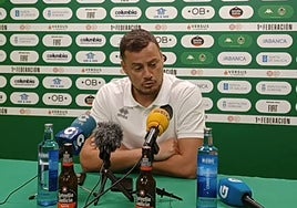 Oriol Riera, en la sala de prensa de Espiñedo tras el partido.
