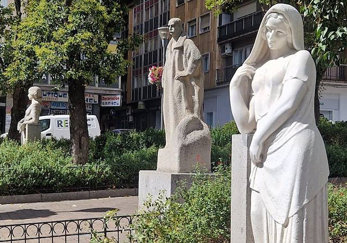 La estatua de 'La Montaraza', situada en la plaza de Gabriel y Galán, luce su nueva nariz.