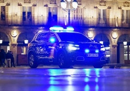 Un coche de la Policía Nacional, patrullando por el centro de Salamanca.