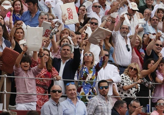 Aficionados en la plaza de toros de La Glorieta, pidiendo los trofeos tras una faena de triunfo.