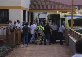 La ambulancia se personó en Salamaq para atender al herido.