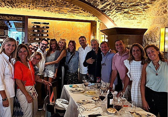 Imagen de algunos actores y de los integrantes de Siempre Así, en el Mesón de Gonzalo.