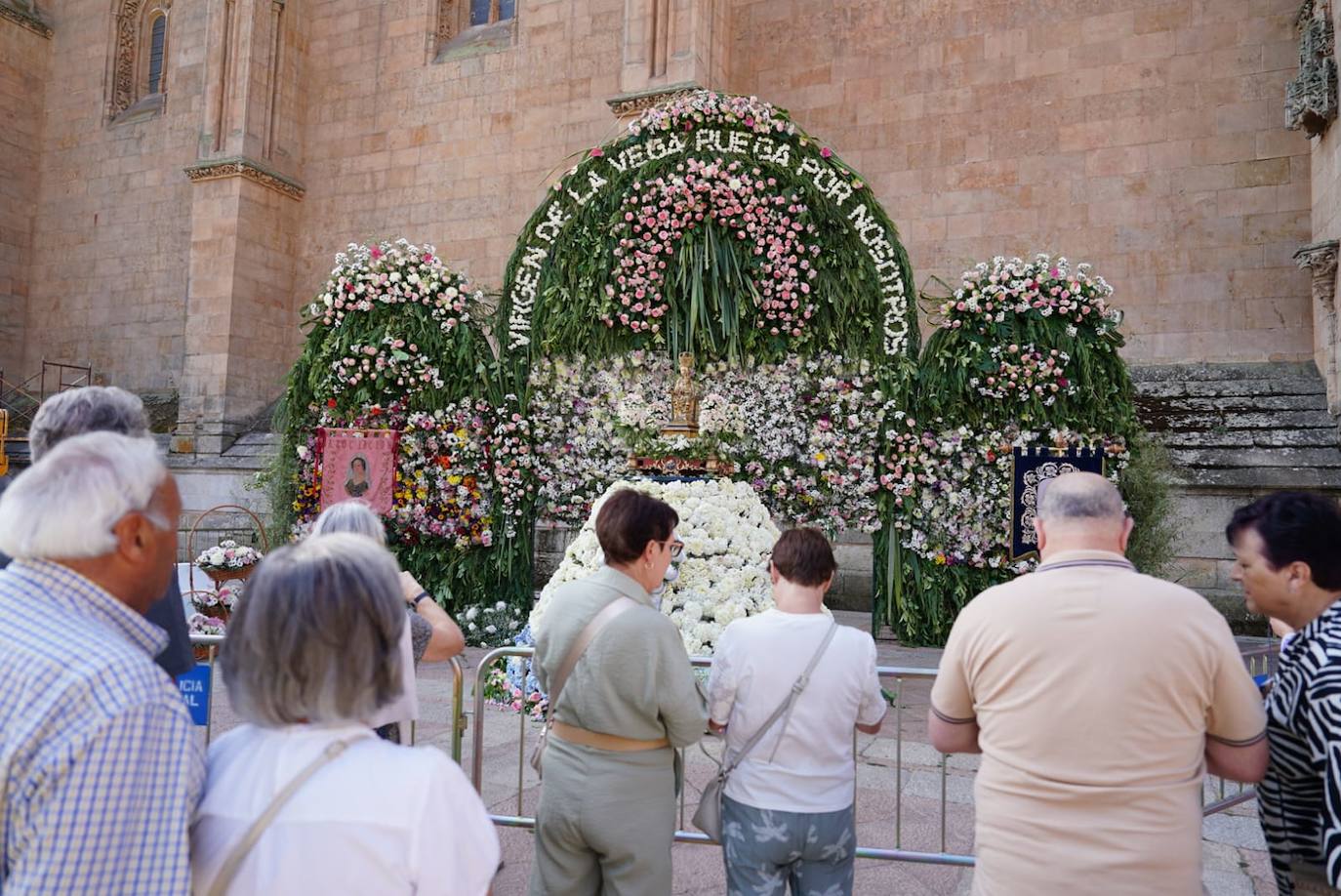 La ofrenda a la Virgen de la Vega en la Catedral, en imágenes