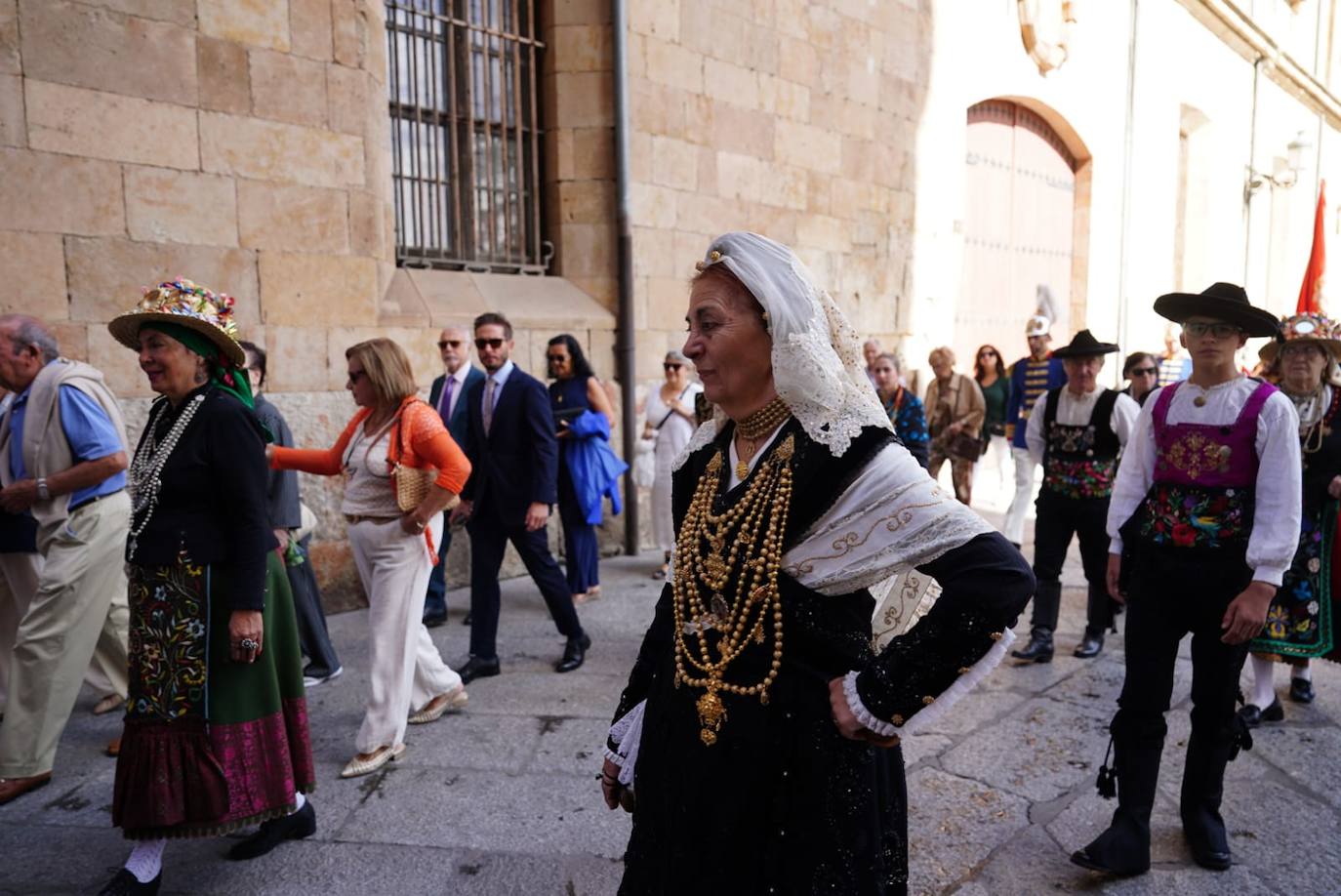 La ofrenda a la Virgen de la Vega en la Catedral, en imágenes