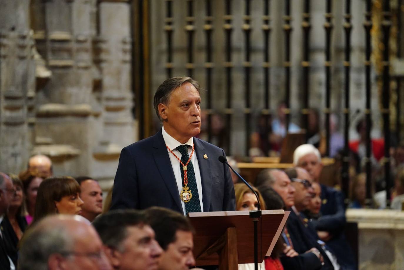 La ofrenda a la Virgen de la Vega en la Catedral, en imágenes
