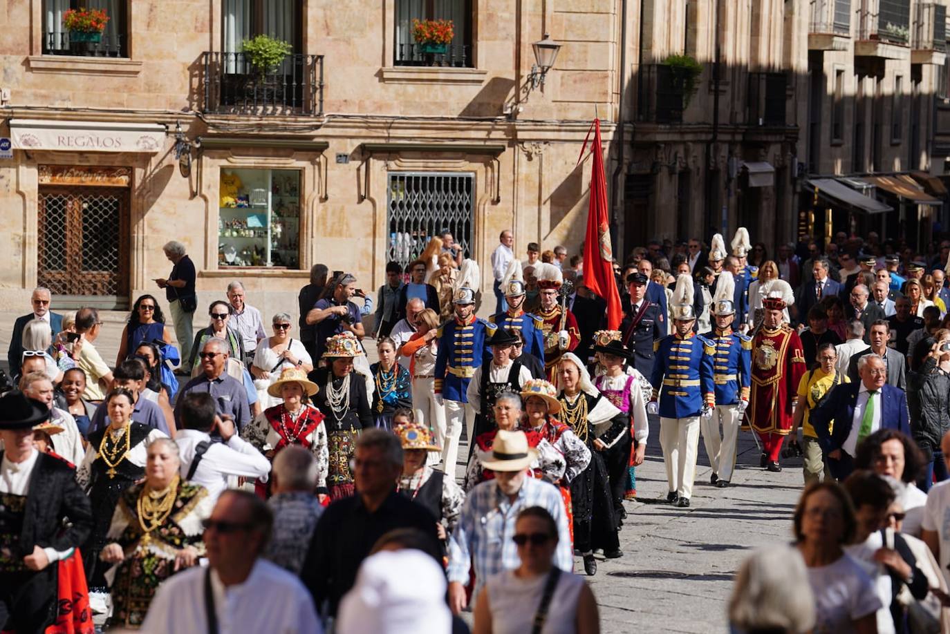 La ofrenda a la Virgen de la Vega en la Catedral, en imágenes