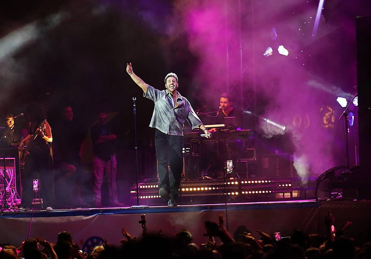 Antonio José, en el escenario de la Plaza Mayor.