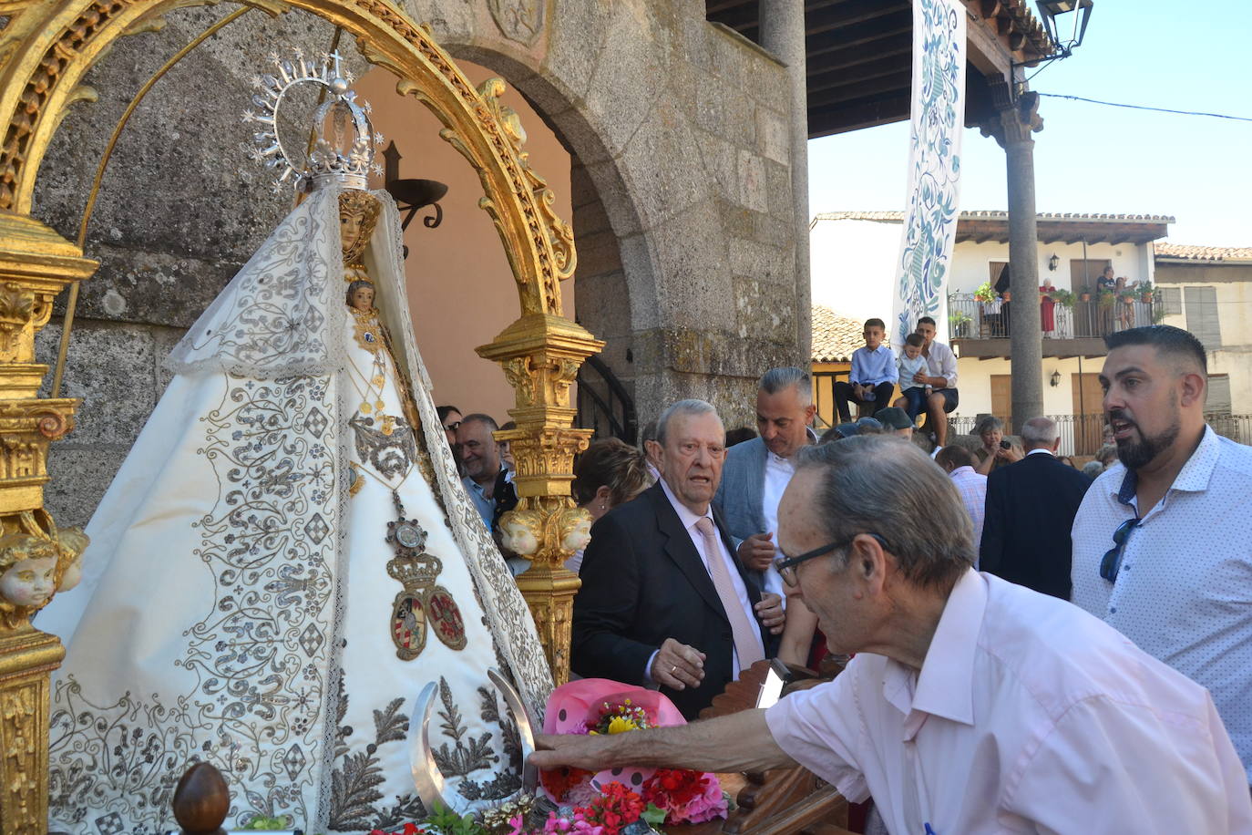 Miranda del Castañar baila en honor a su patrona, la Virgen de la Cuesta
