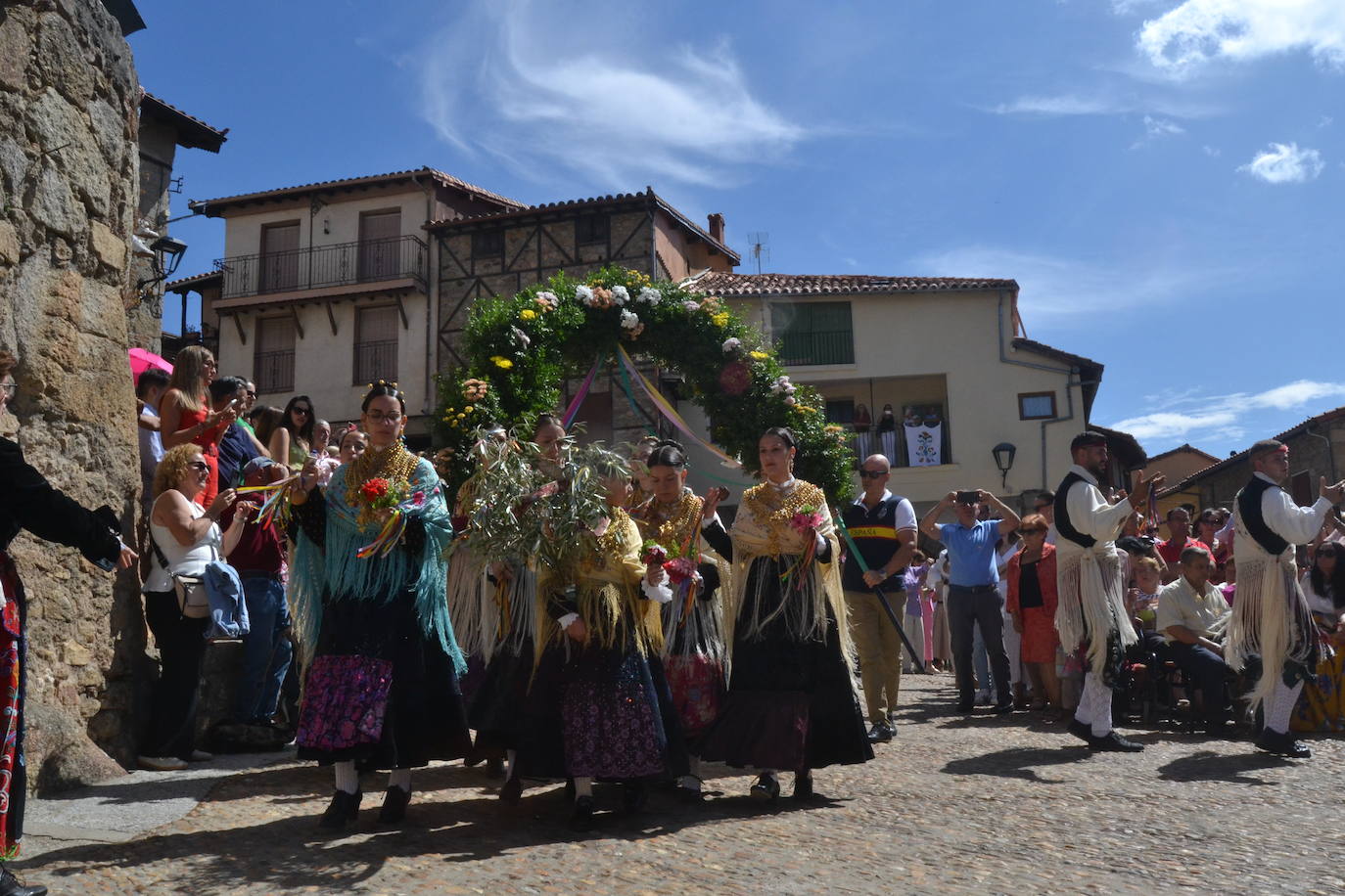 Miranda del Castañar baila en honor a su patrona, la Virgen de la Cuesta