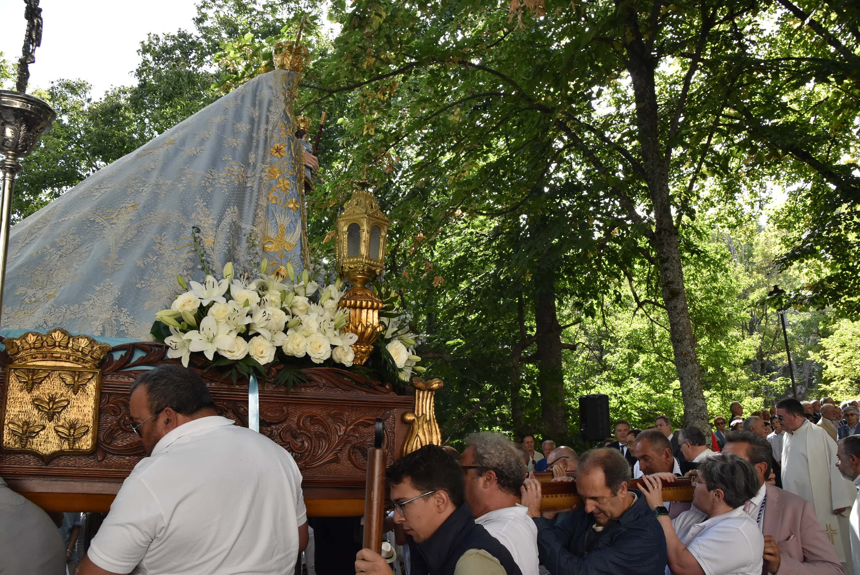 El paraje de El Castañar en Béjar se llena de fieles para acompañar a la Virgen