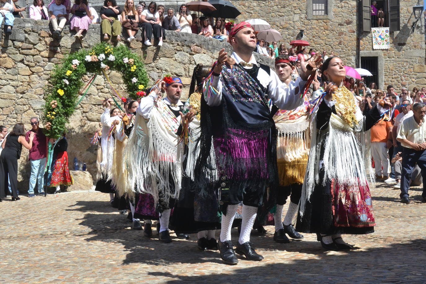 Miranda del Castañar baila en honor a su patrona, la Virgen de la Cuesta