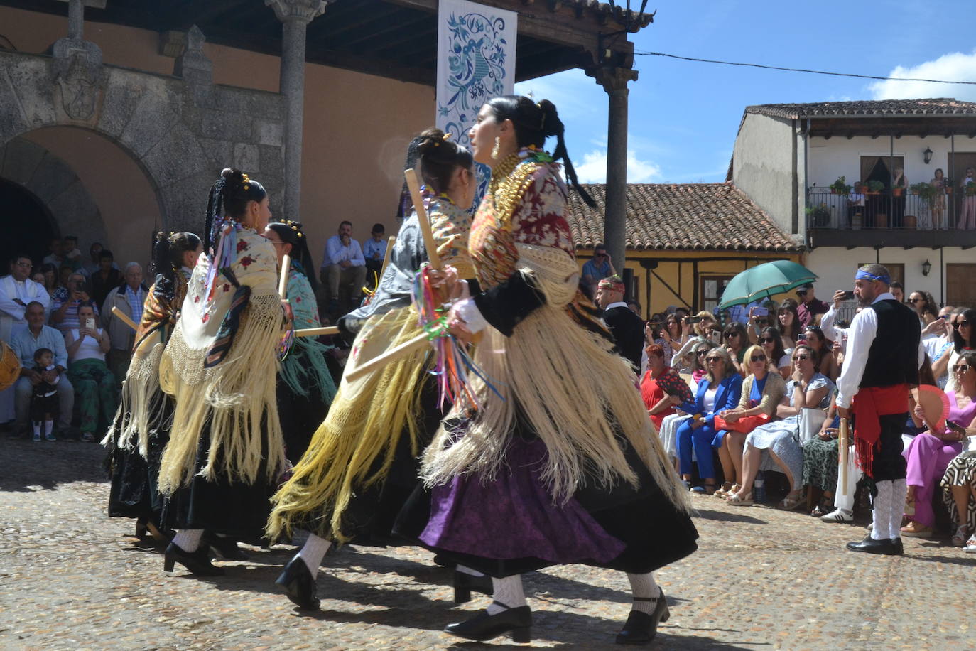 Miranda del Castañar baila en honor a su patrona, la Virgen de la Cuesta