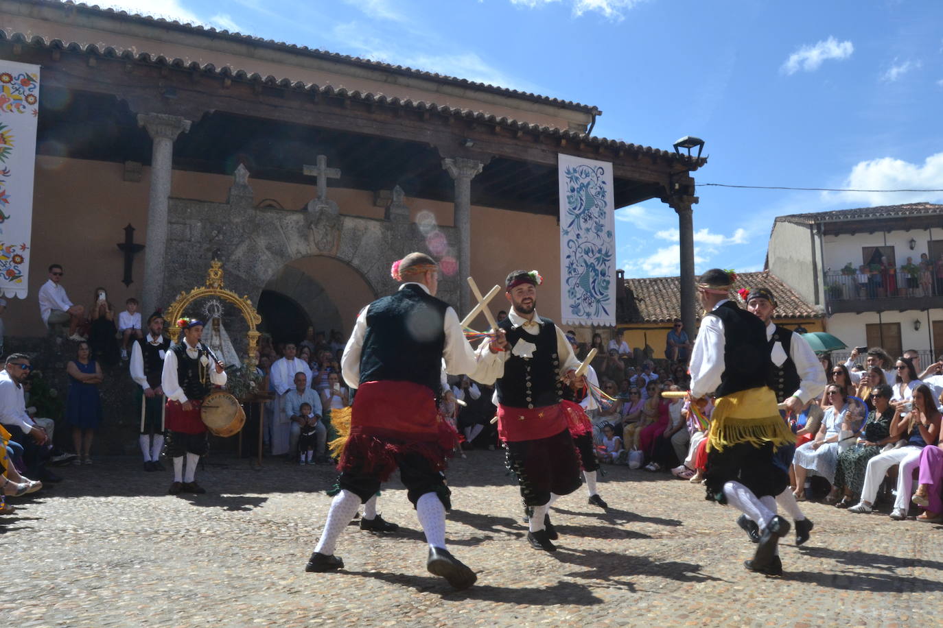 Miranda del Castañar baila en honor a su patrona, la Virgen de la Cuesta