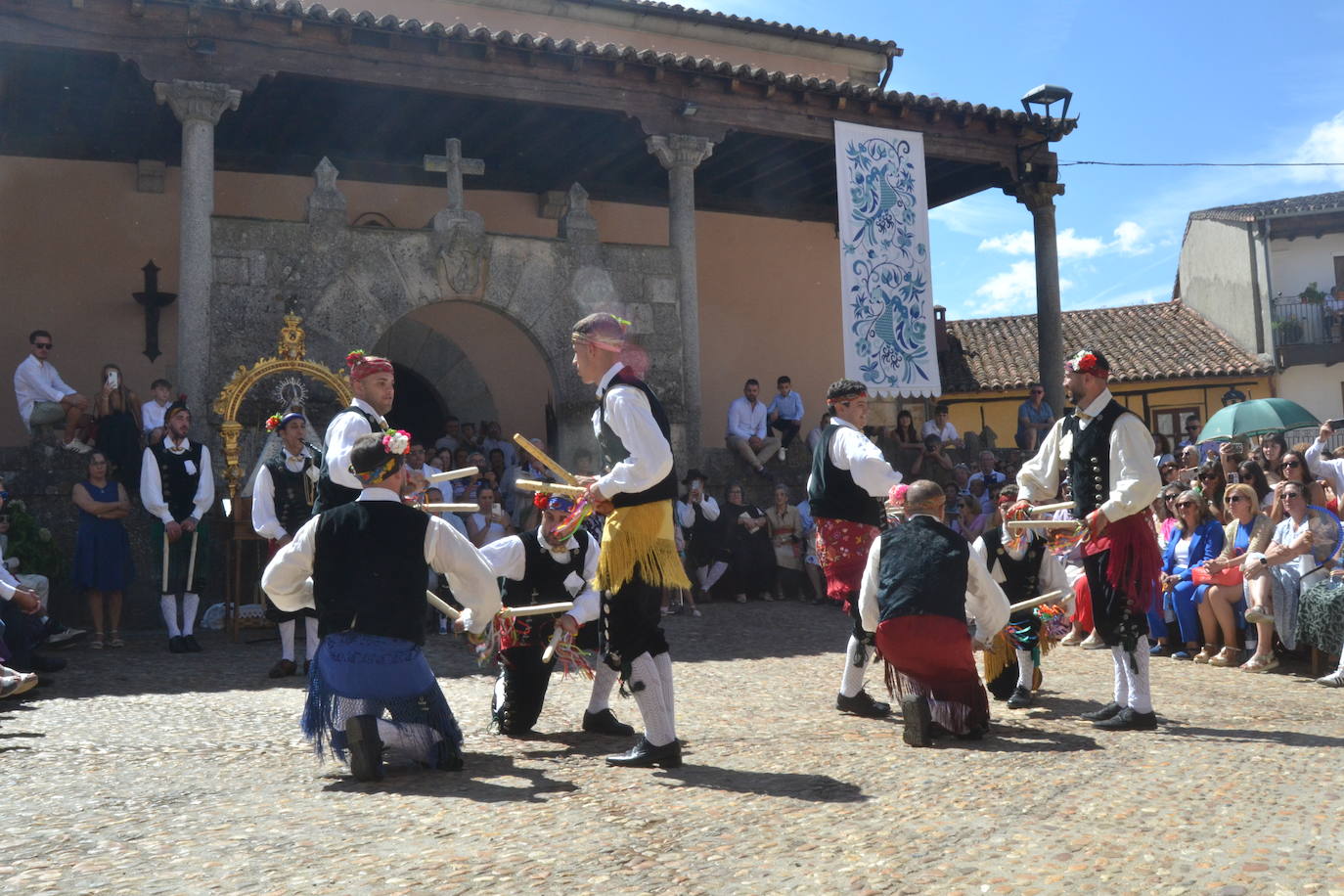 Miranda del Castañar baila en honor a su patrona, la Virgen de la Cuesta