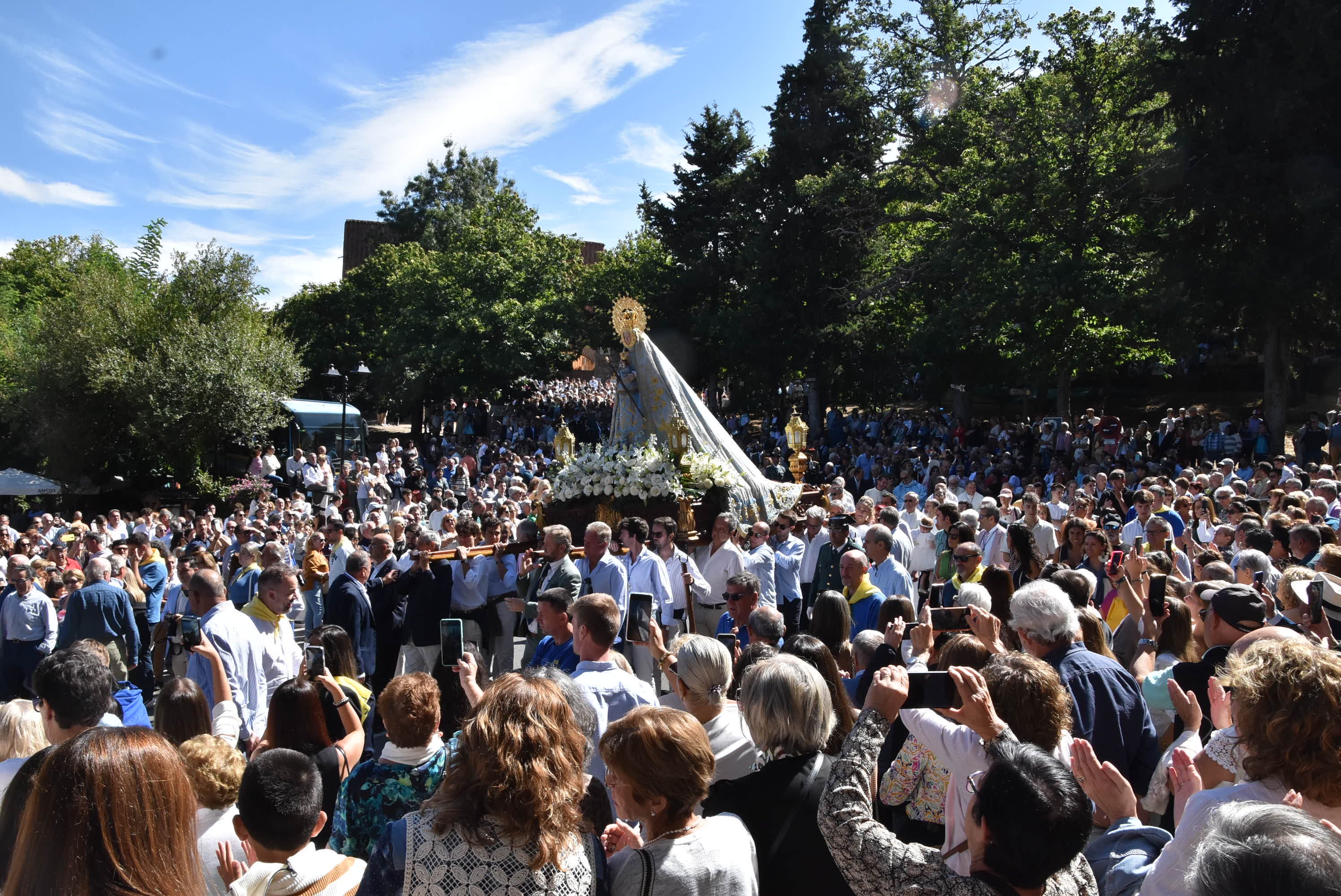 El paraje de El Castañar en Béjar se llena de fieles para acompañar a la Virgen
