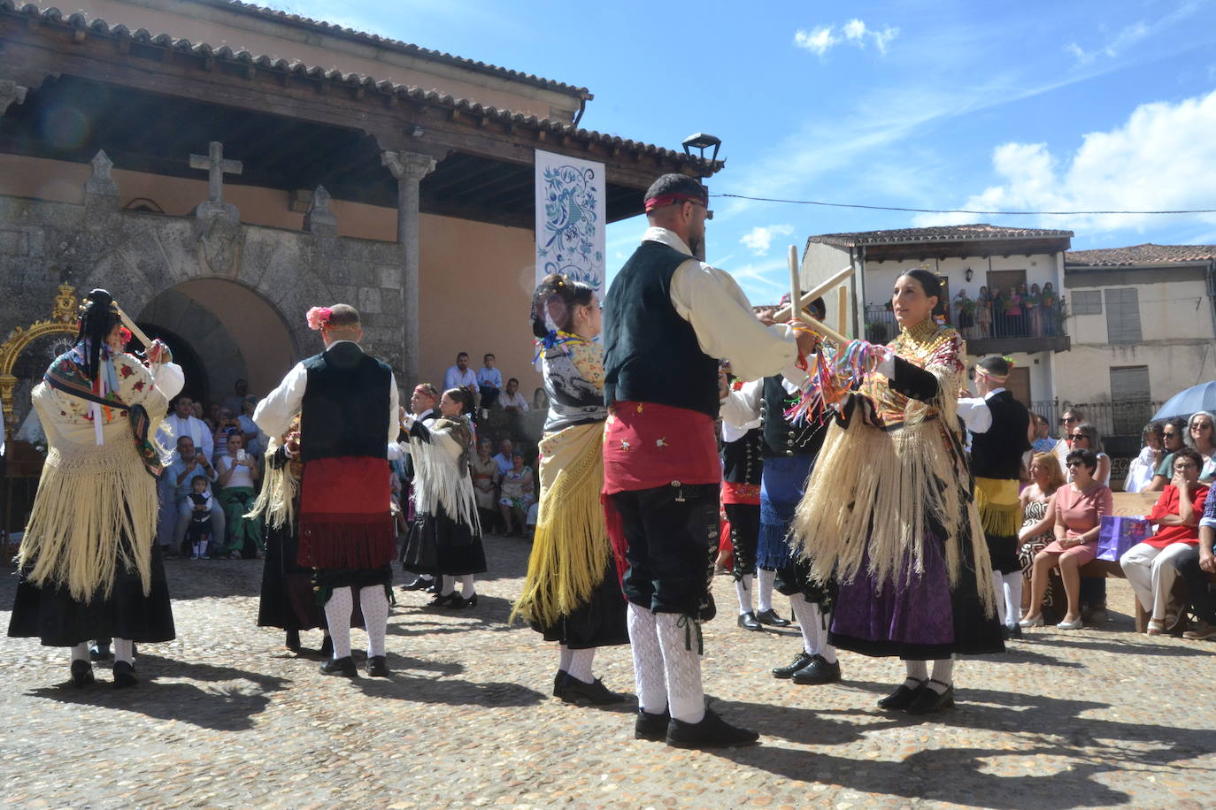 Miranda del Castañar baila en honor a su patrona, la Virgen de la Cuesta