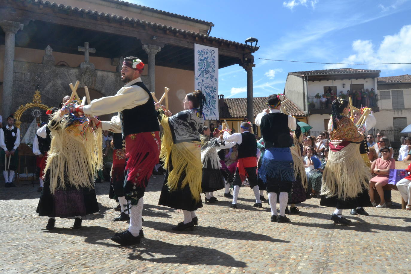Miranda del Castañar baila en honor a su patrona, la Virgen de la Cuesta