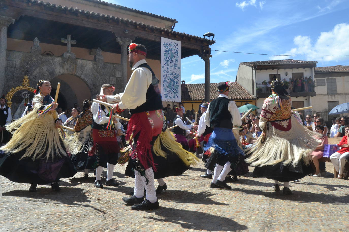 Miranda del Castañar baila en honor a su patrona, la Virgen de la Cuesta