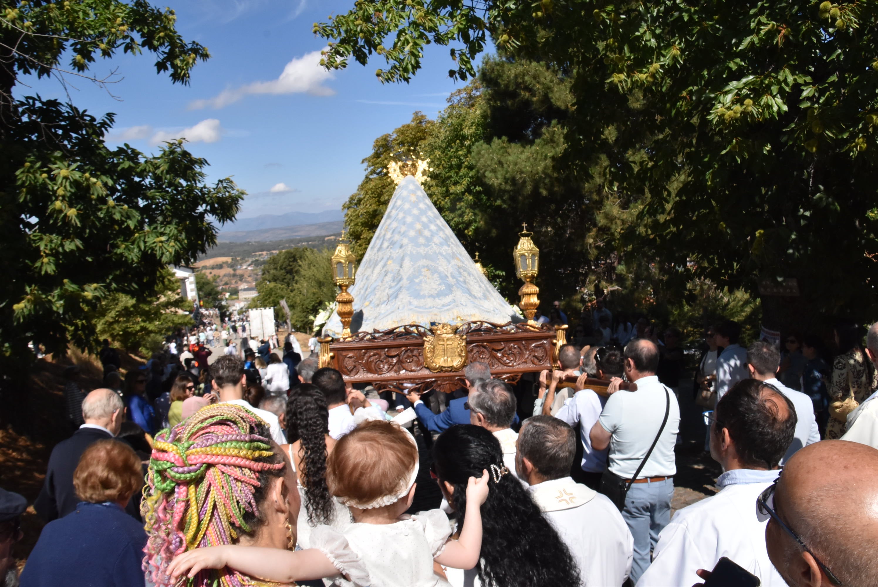 El paraje de El Castañar en Béjar se llena de fieles para acompañar a la Virgen