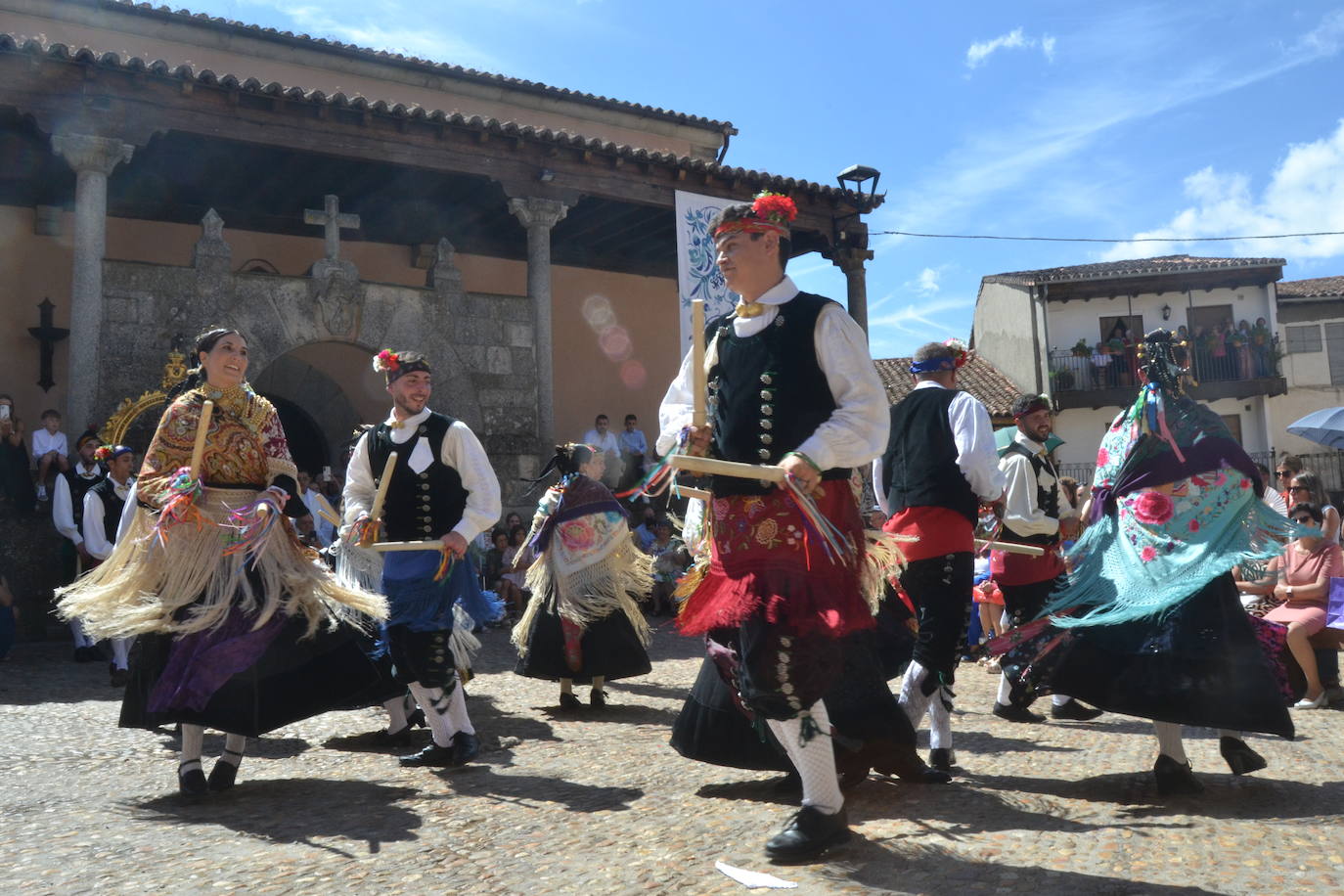 Miranda del Castañar baila en honor a su patrona, la Virgen de la Cuesta