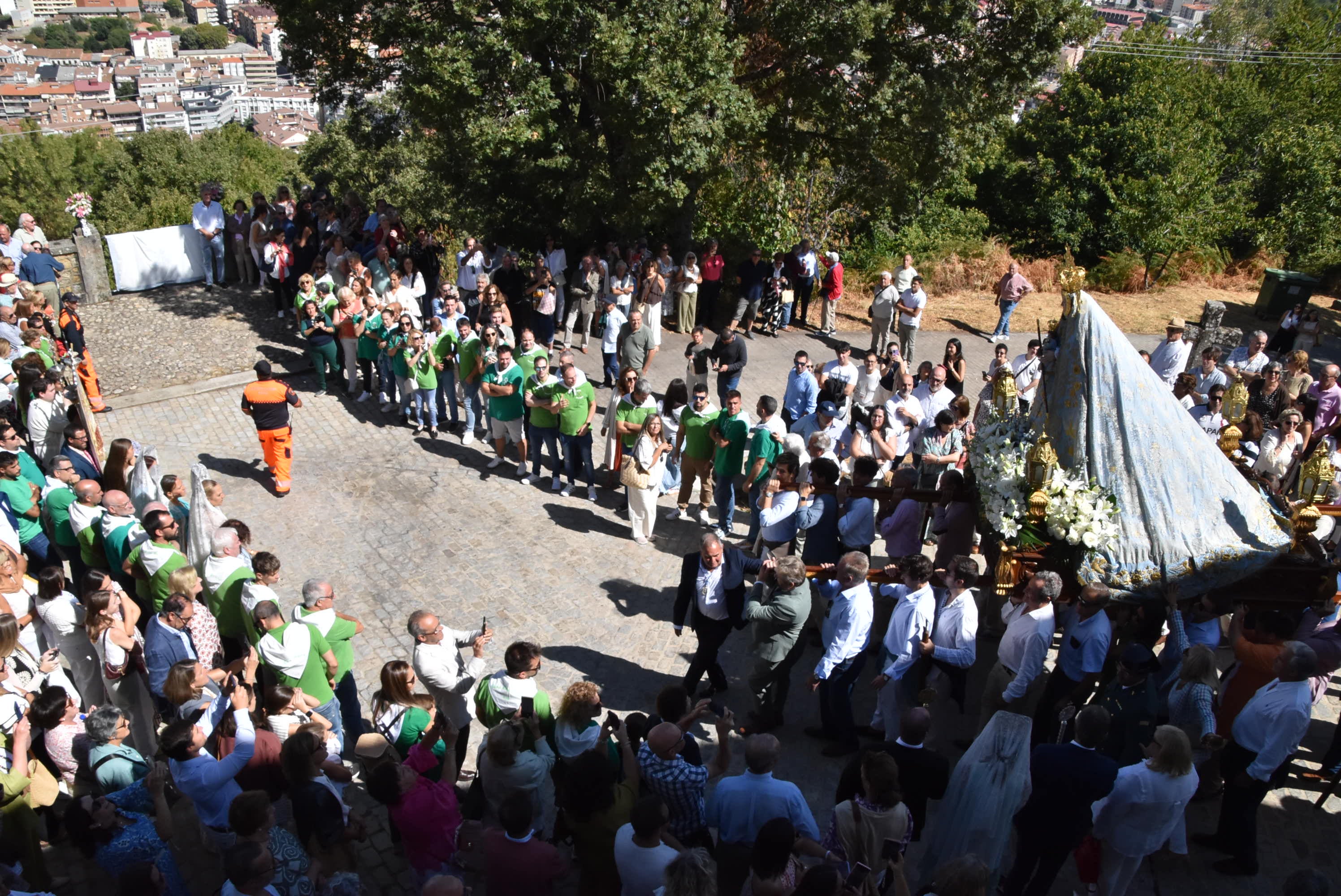 El paraje de El Castañar en Béjar se llena de fieles para acompañar a la Virgen
