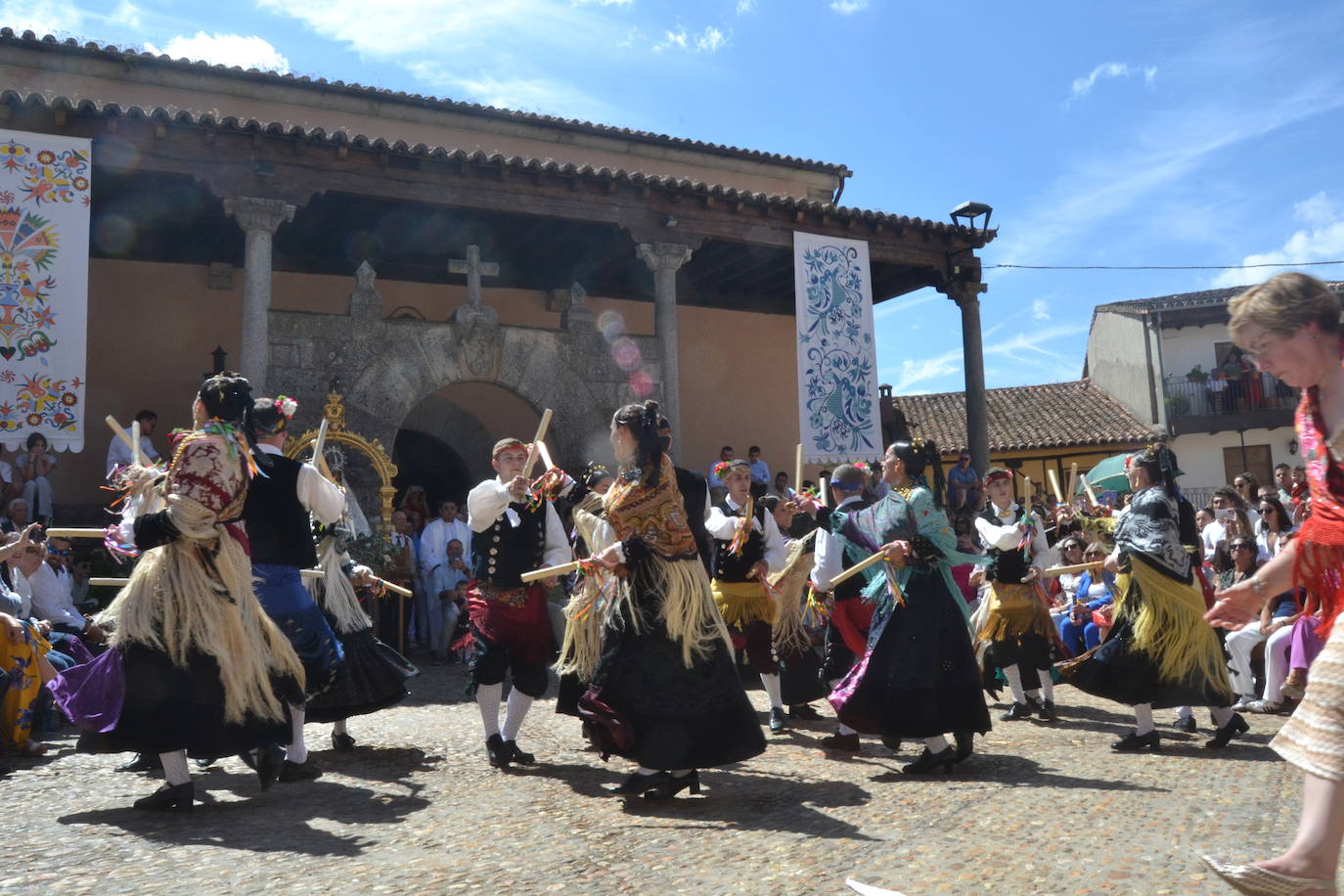 Miranda del Castañar baila en honor a su patrona, la Virgen de la Cuesta