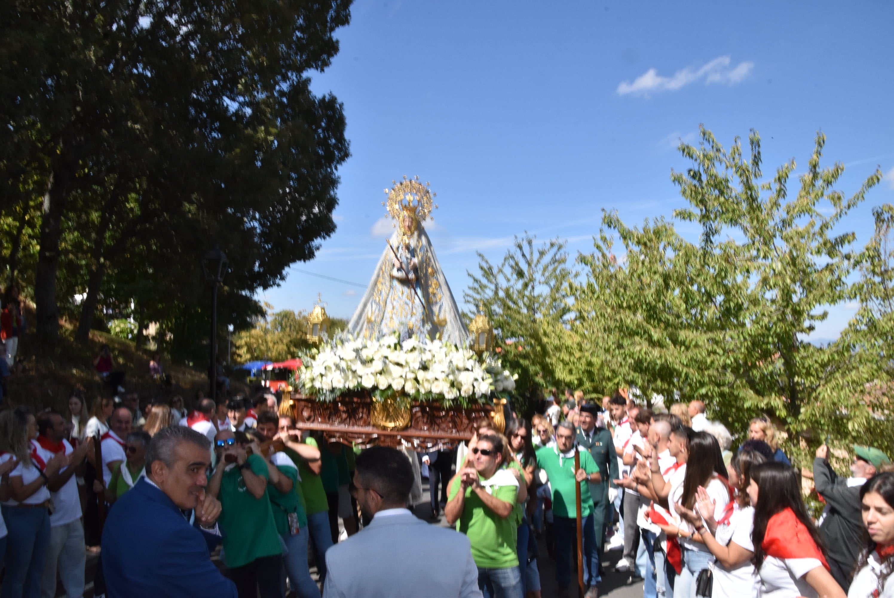 El paraje de El Castañar en Béjar se llena de fieles para acompañar a la Virgen