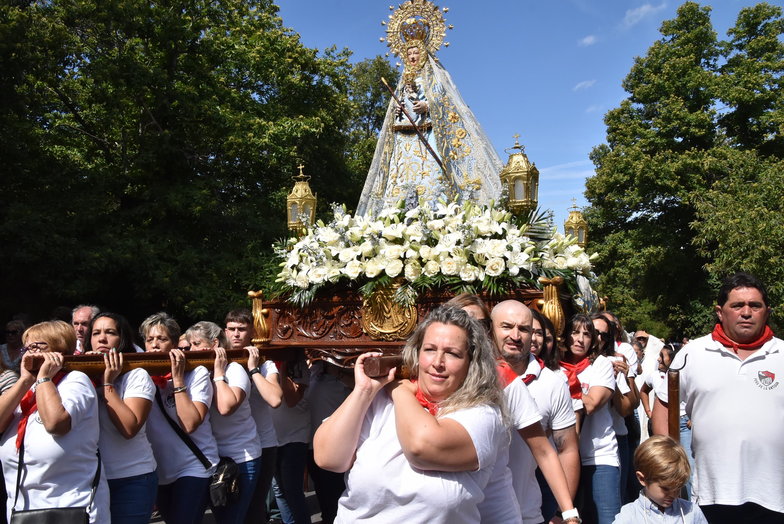 El paraje de El Castañar en Béjar se llena de fieles para acompañar a la Virgen