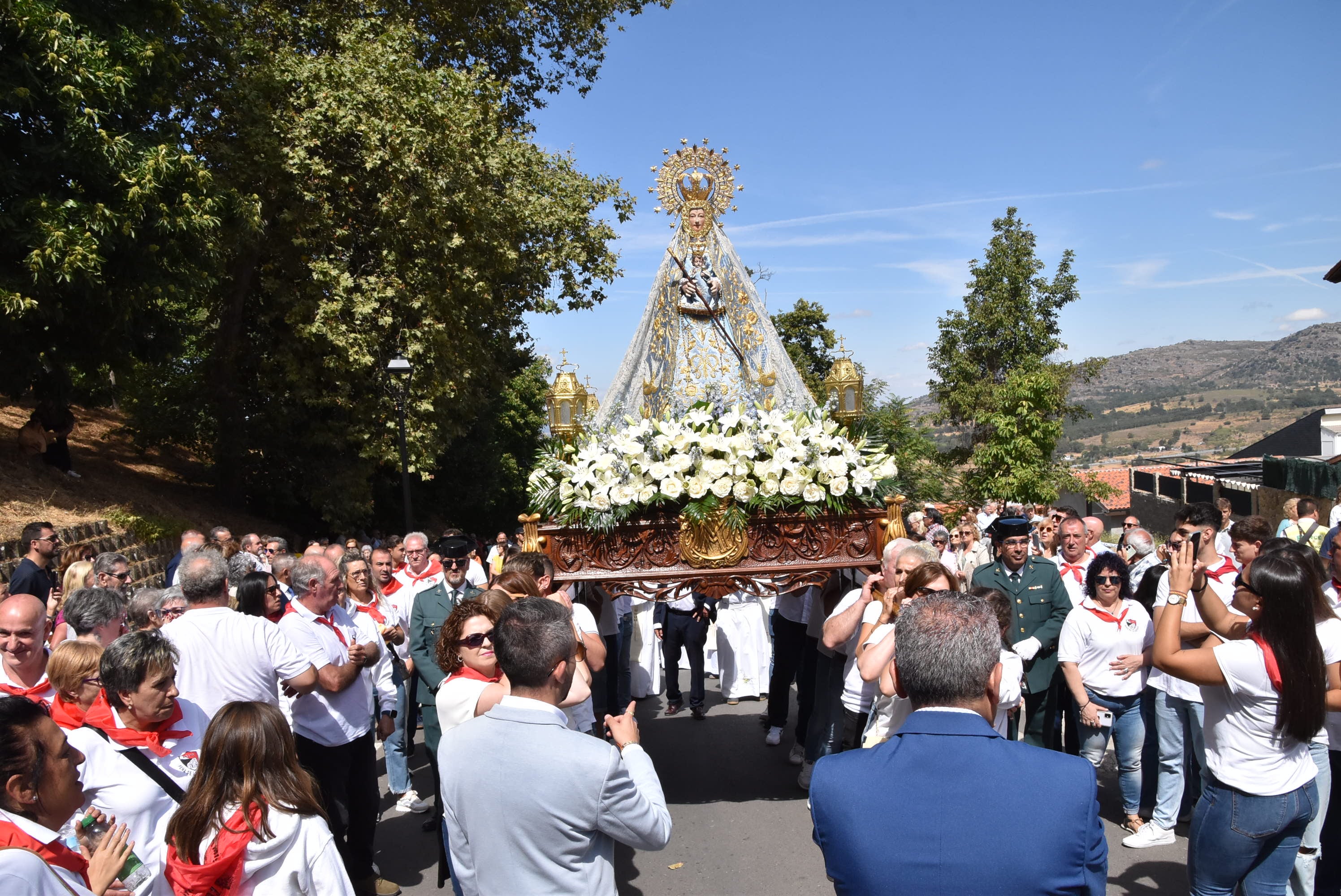 El paraje de El Castañar en Béjar se llena de fieles para acompañar a la Virgen