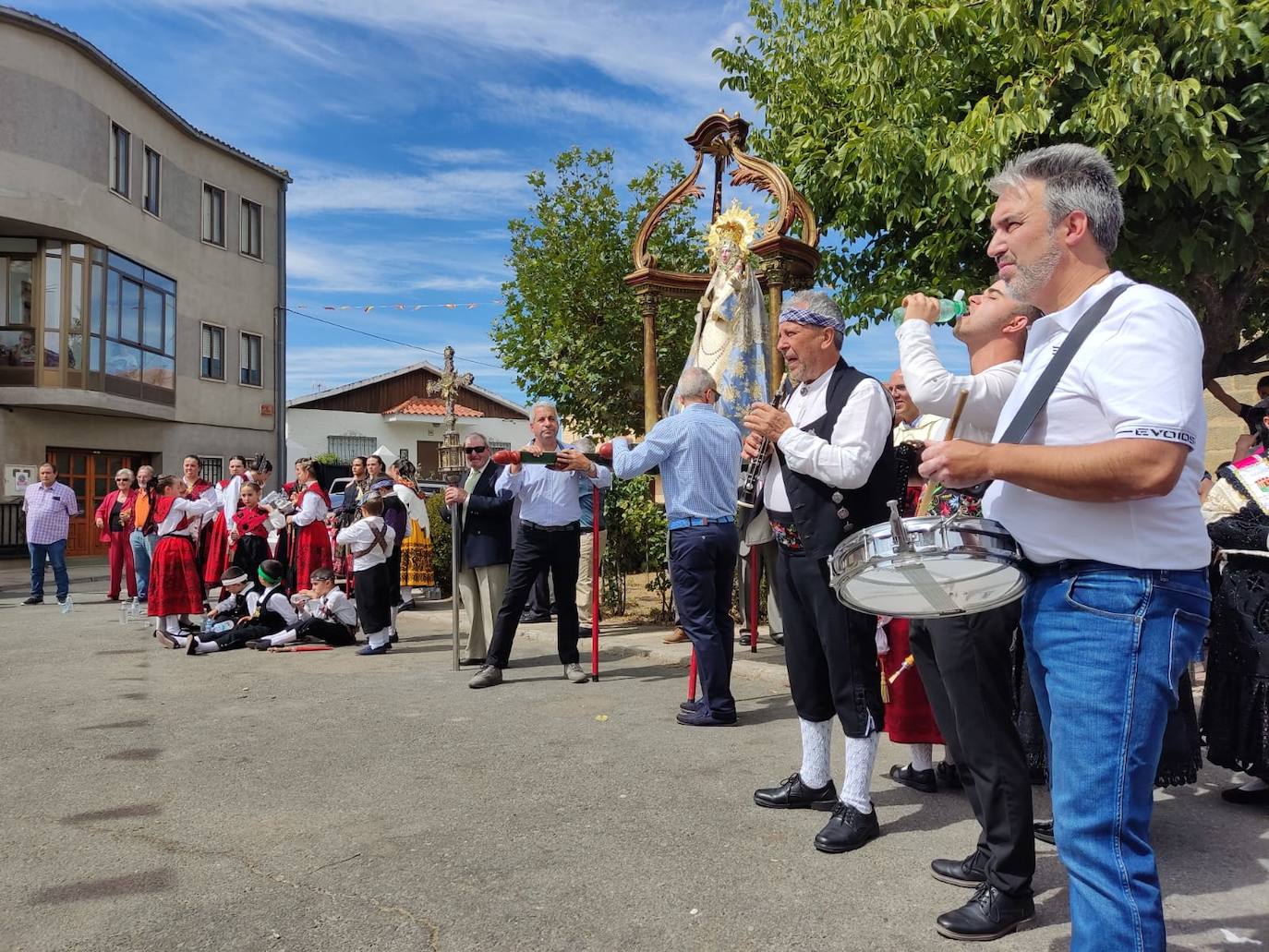 Día de esplendor para honrar a la Virgen en Cespedosa de Tormes