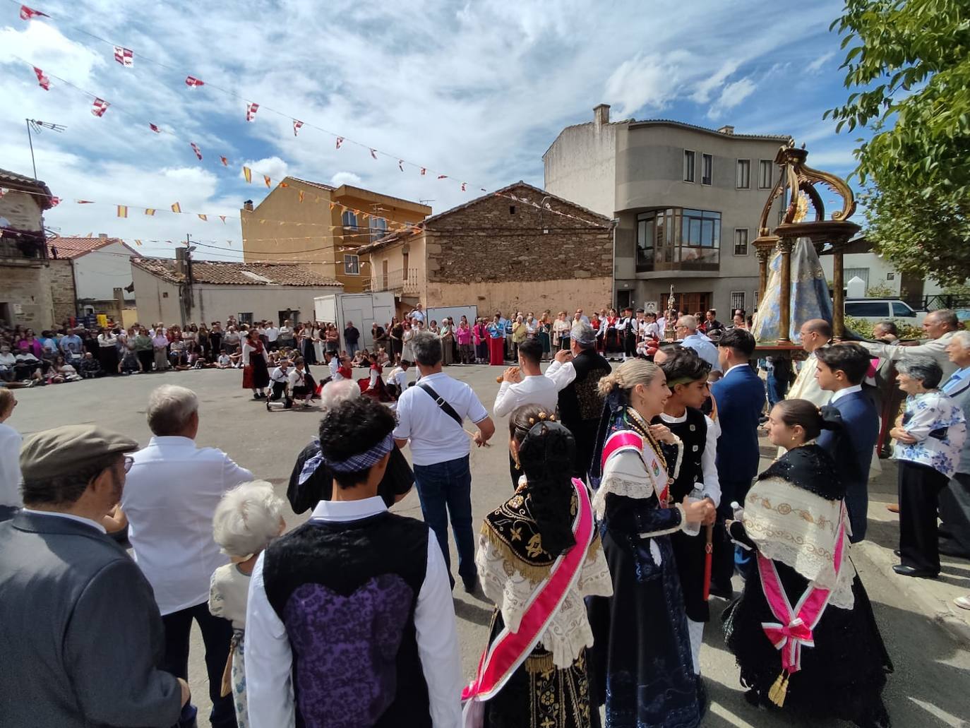 Día de esplendor para honrar a la Virgen en Cespedosa de Tormes