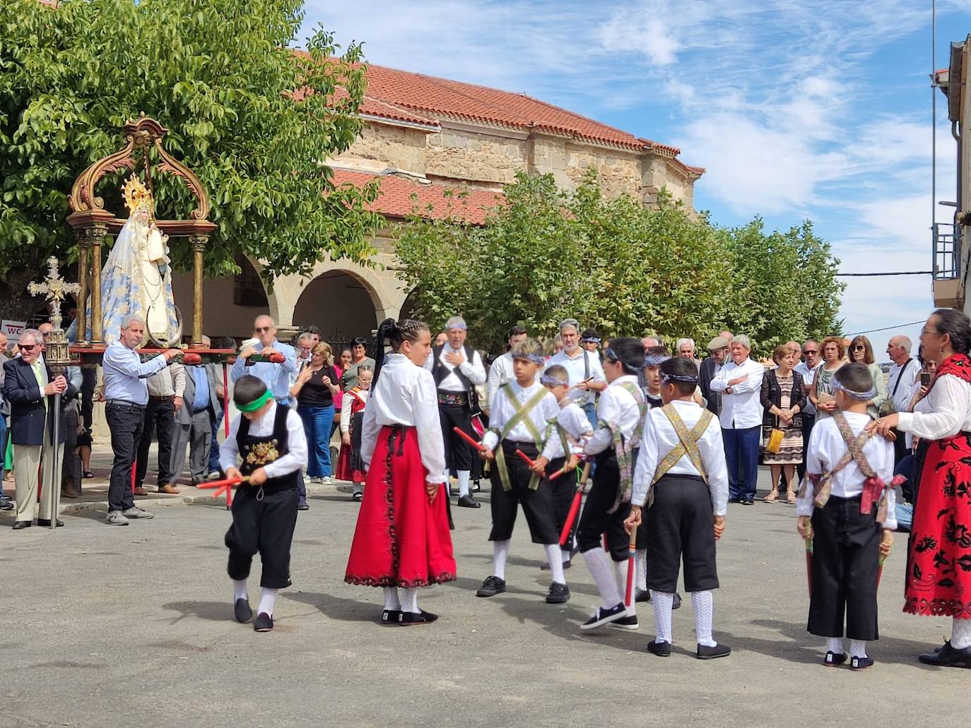 Día de esplendor para honrar a la Virgen en Cespedosa de Tormes