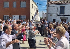 Los vecinos bailaron a la Virgen en la Plazuelilla al son de la dulzaina