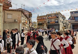 Los jóvenes danzadores marcaban el paso a la Virgen del Carrascal en la procesión.