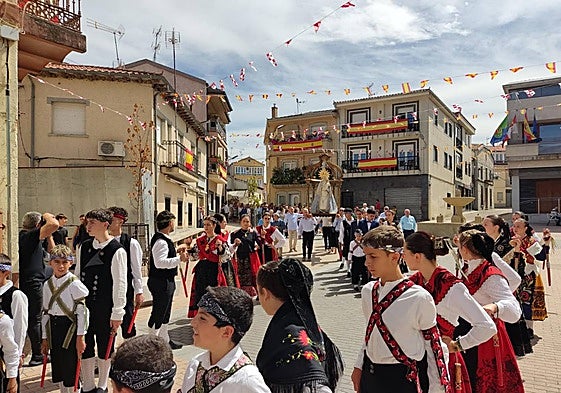 Los jóvenes danzadores marcaban el paso a la Virgen del Carrascal en la procesión.