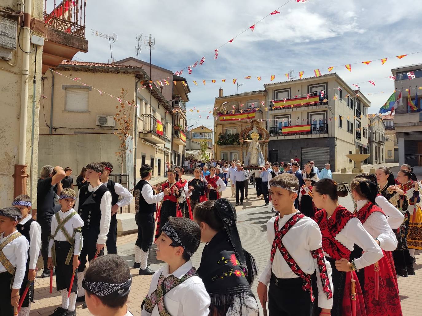Día de esplendor para honrar a la Virgen en Cespedosa de Tormes