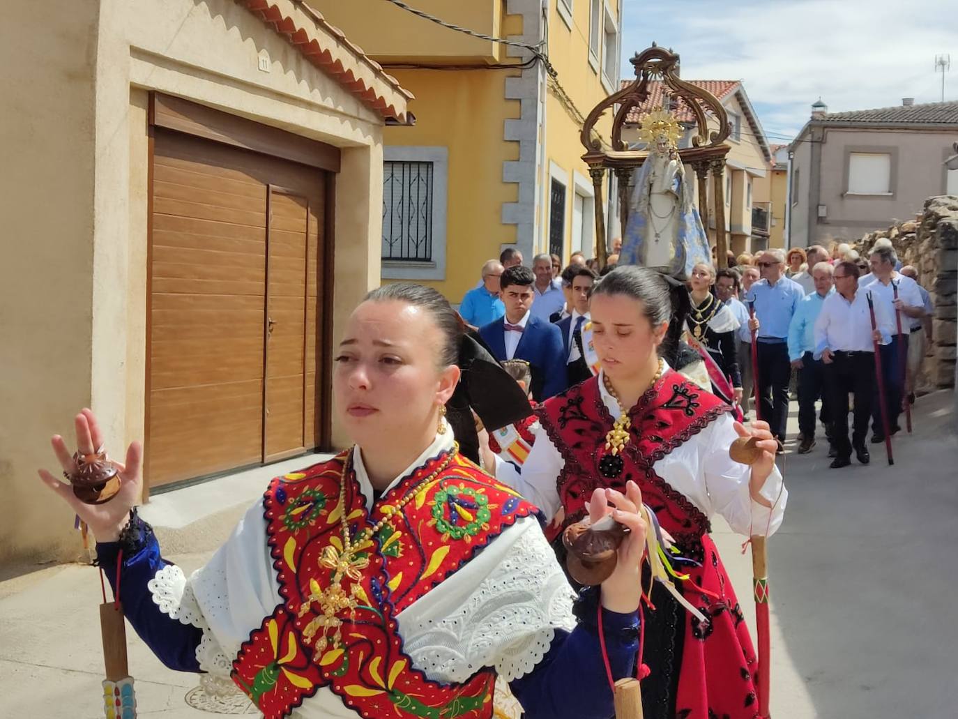 Día de esplendor para honrar a la Virgen en Cespedosa de Tormes
