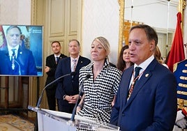 La científica salmantina Sara Cuadrado, junto al alcalde de Salamanca, Carlos García Carbayo, en el salón de recepciones del Ayuntamiento.