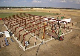 Vista aérea con la estructura metálica de una instalación de Román e Hijos.