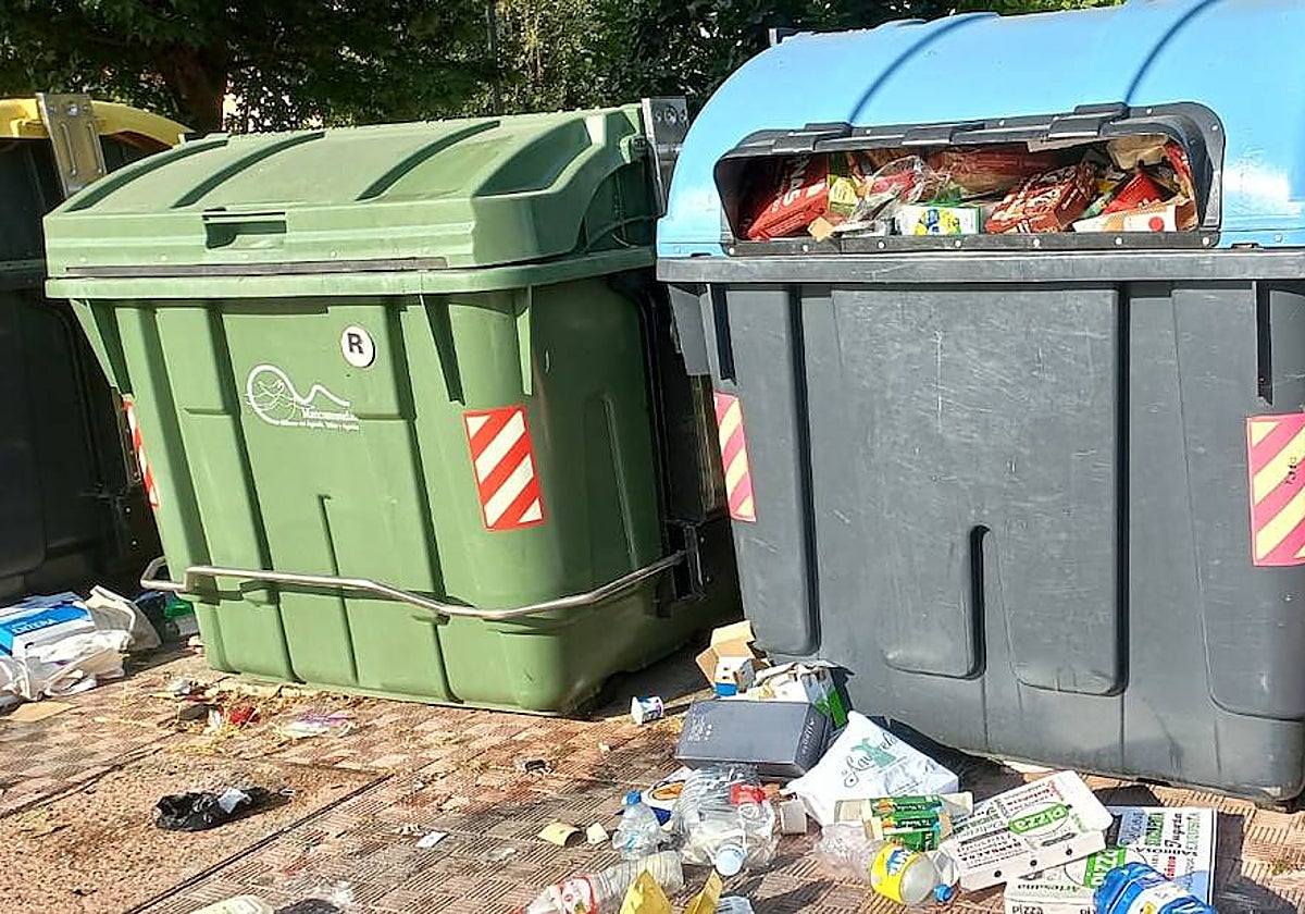 Imagen de contenedores urbanos llenos de basura en Ciudad Rodrigo.