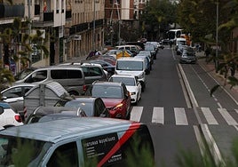 Vehículos en doble fila en Comuneros este martes.