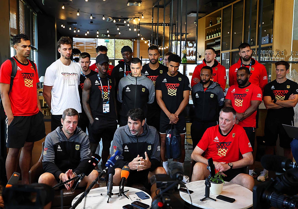 Albero Miranda (a la derecha en la fila del medio), en la rueda de prensa de Álex Mumbrú, junto al resto del combinado germano.