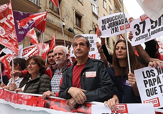 Concentración en la Gran Vía en defensa de la reducción de la jornada laboral: «Puede beneficiar a 60.000 trabajadores de la provincia»