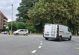 Imagen de coches circulando por la plaza de España de Béjar.